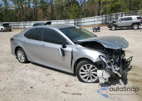 2021 Toyota Camry Le z USA, uszkodzony, nr VIN 4T1R11AK1MU453080